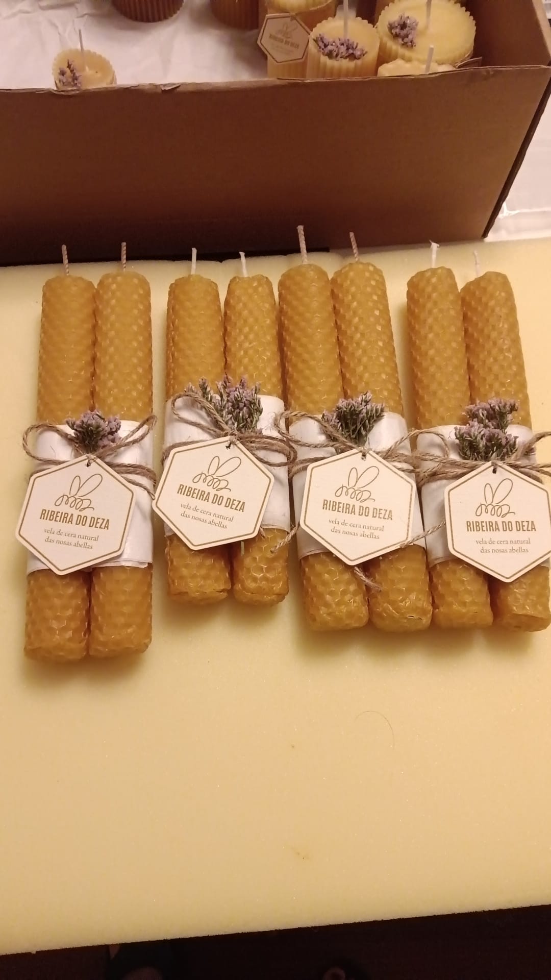Parella de velas enroladas con textura de panal e detalle floral